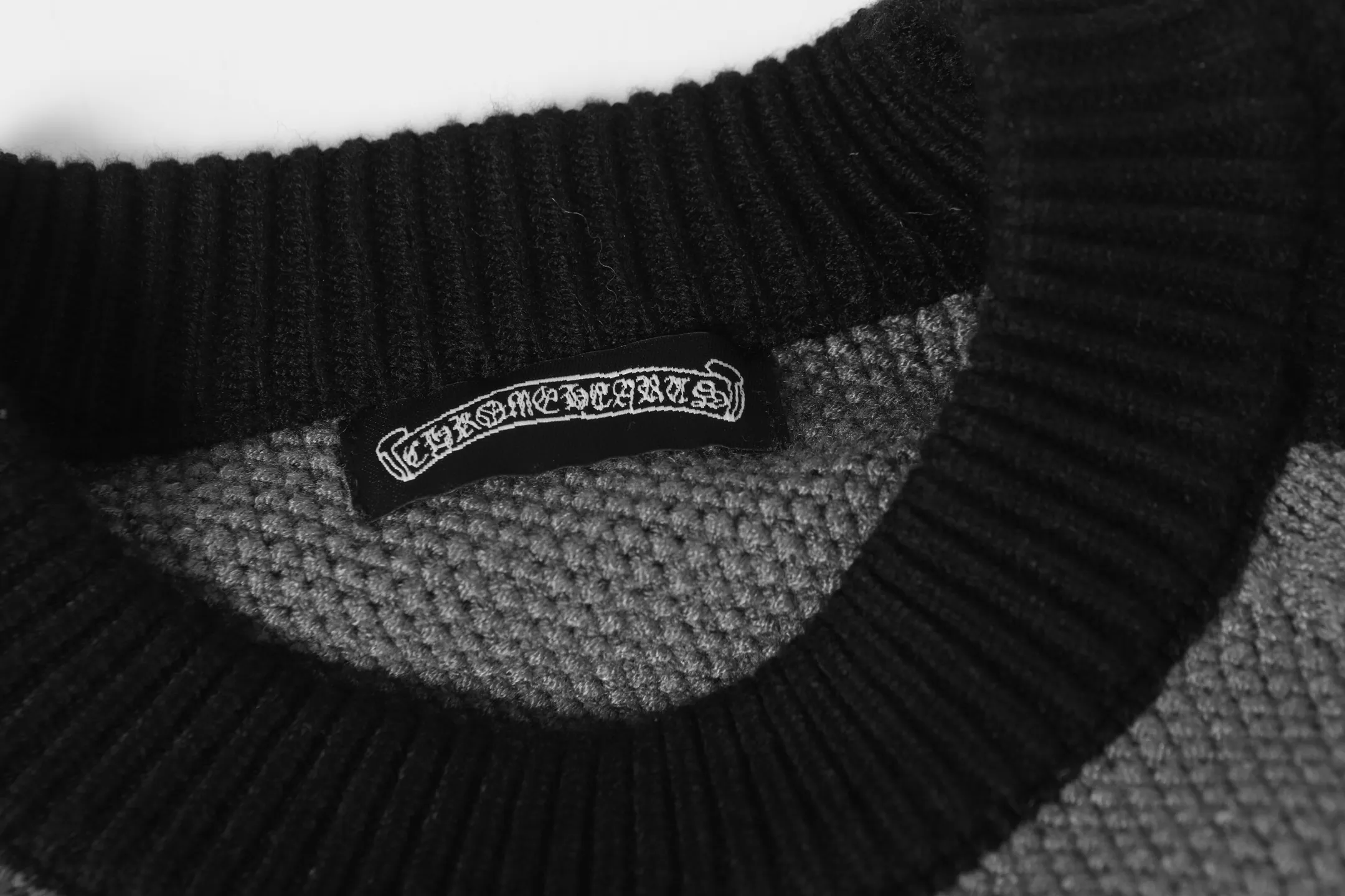 P290 #M903 cross-border model, please do not place an order if you pursue quality - Chrome Hearts/Chrome Hearts spliced Sanskrit horseshoe knitted sweater - High weight, high density and high quality The wool is soft, delicate and skin-friendly, soft and silky to the touch, has excellent warmth and skin-friendly properties - Custom-woven and dyed, no color difference, no matter the fabric or workmanship details, it beats the ordinary version on the market - Hardware zipper accessories are all customized, full of details -Colour: gray with black White and black -Size: S M L XL